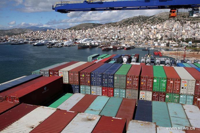 Accostage au port du Pirée du porte-conteneurs chinois COSCO Shipping Taurus