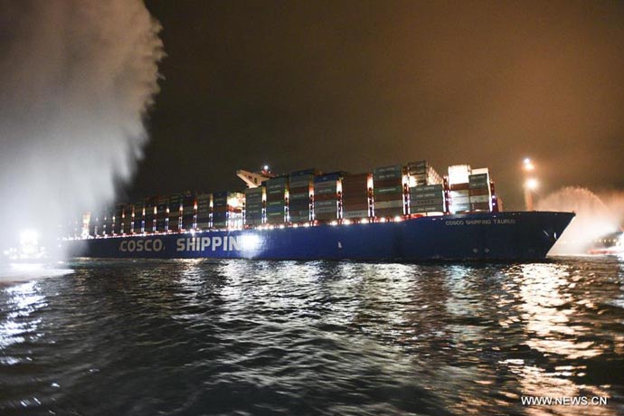 Accostage au port du Pirée du porte-conteneurs chinois COSCO Shipping Taurus