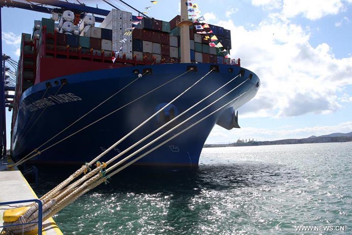 Accostage au port du Pirée du porte-conteneurs chinois COSCO Shipping Taurus