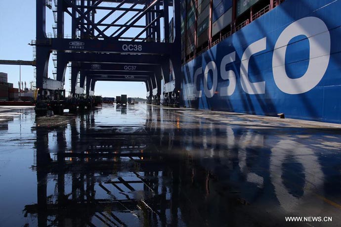 Accostage au port du Pirée du porte-conteneurs chinois COSCO Shipping Taurus