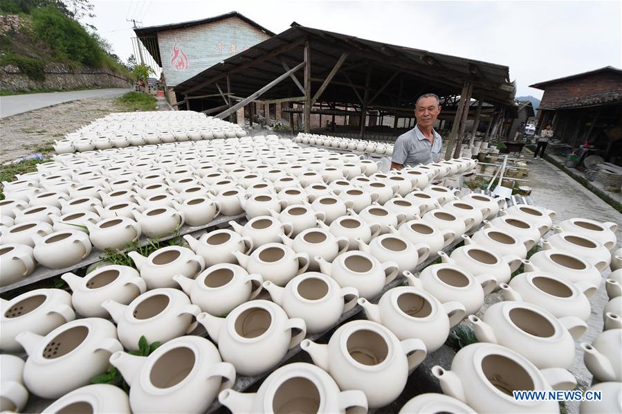 Fujian : fabrication de céramiques dans un atelier historique