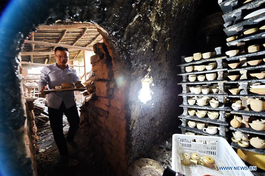 Fujian : fabrication de céramiques dans un atelier historique