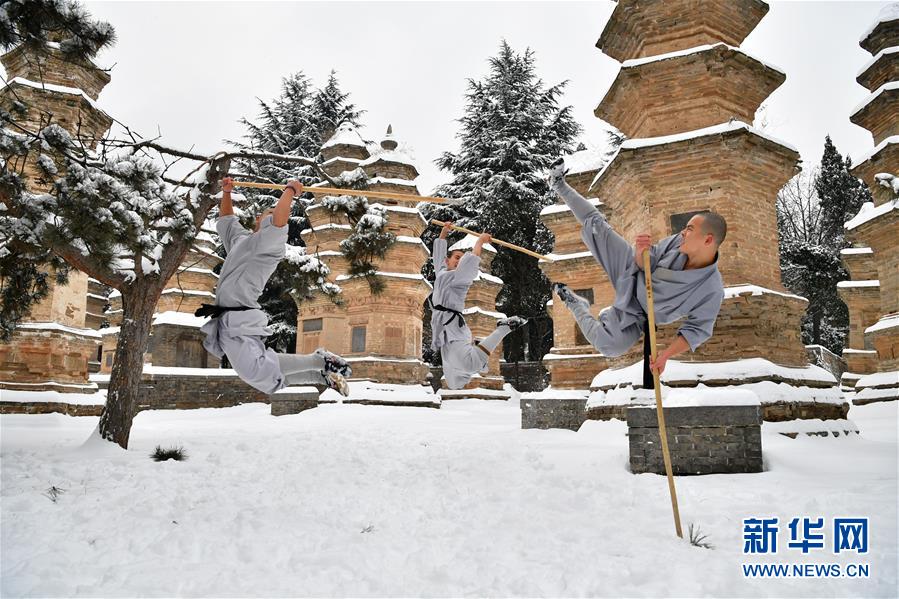 Démonstration de techniques des moines de Shaolin dans la neige