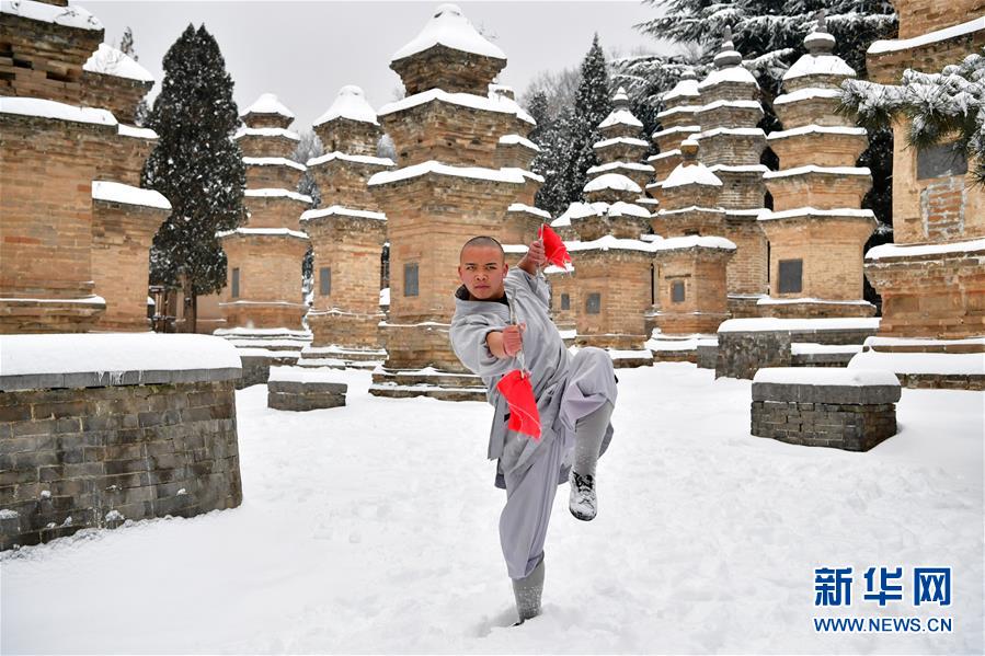 Démonstration de techniques des moines de Shaolin dans la neige