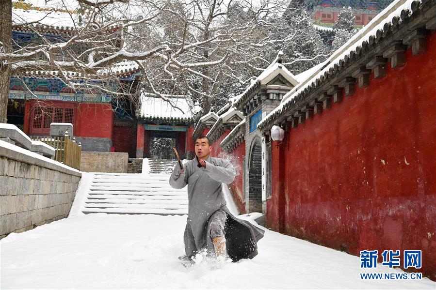 Démonstration de techniques des moines de Shaolin dans la neige