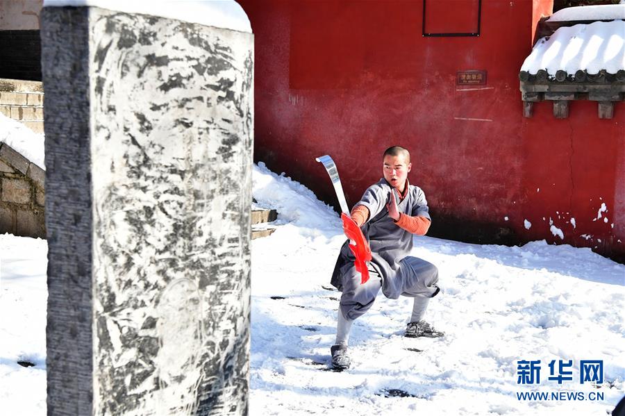 Démonstration de techniques des moines de Shaolin dans la neige