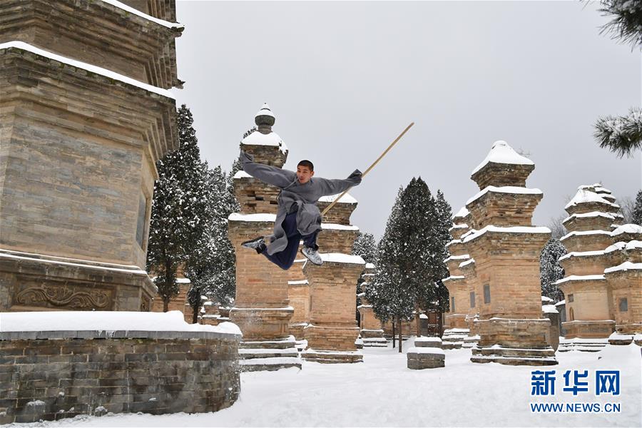 Démonstration de techniques des moines de Shaolin dans la neige