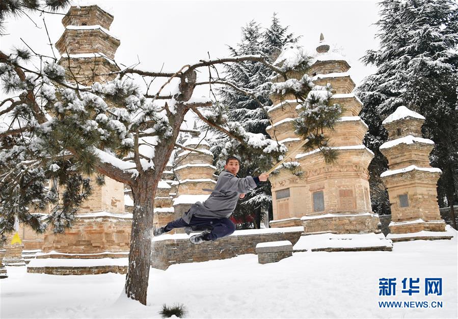 Démonstration de techniques des moines de Shaolin dans la neige