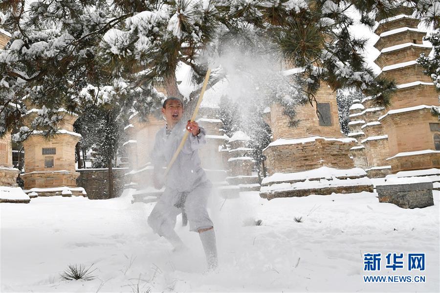 Démonstration de techniques des moines de Shaolin dans la neige