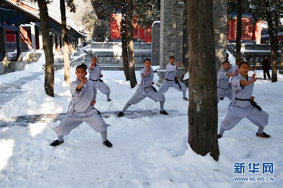 Démonstration de techniques des moines de Shaolin dans la neige