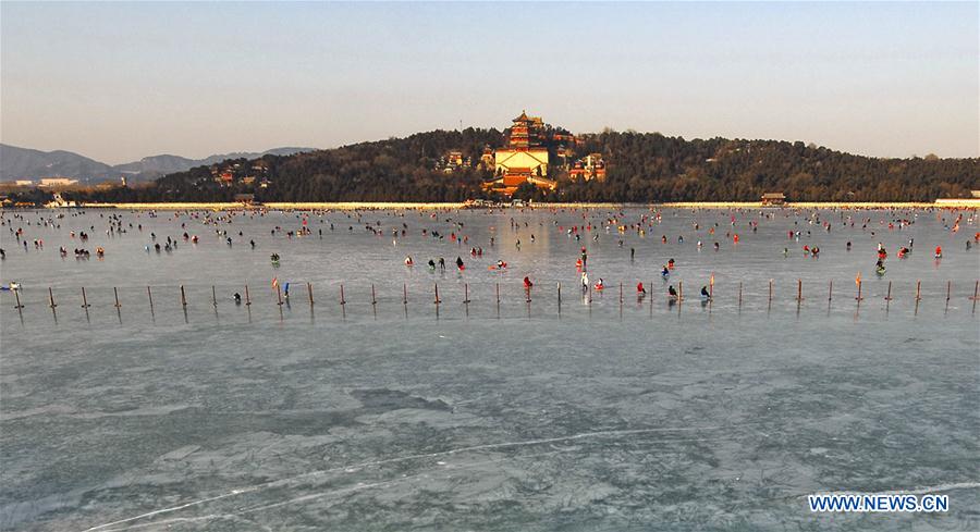 Beijing : loisirs hivernaux sur un lac gelé