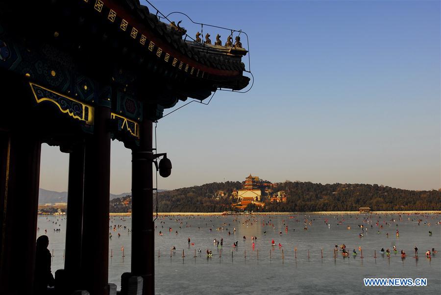 Beijing : loisirs hivernaux sur un lac gelé