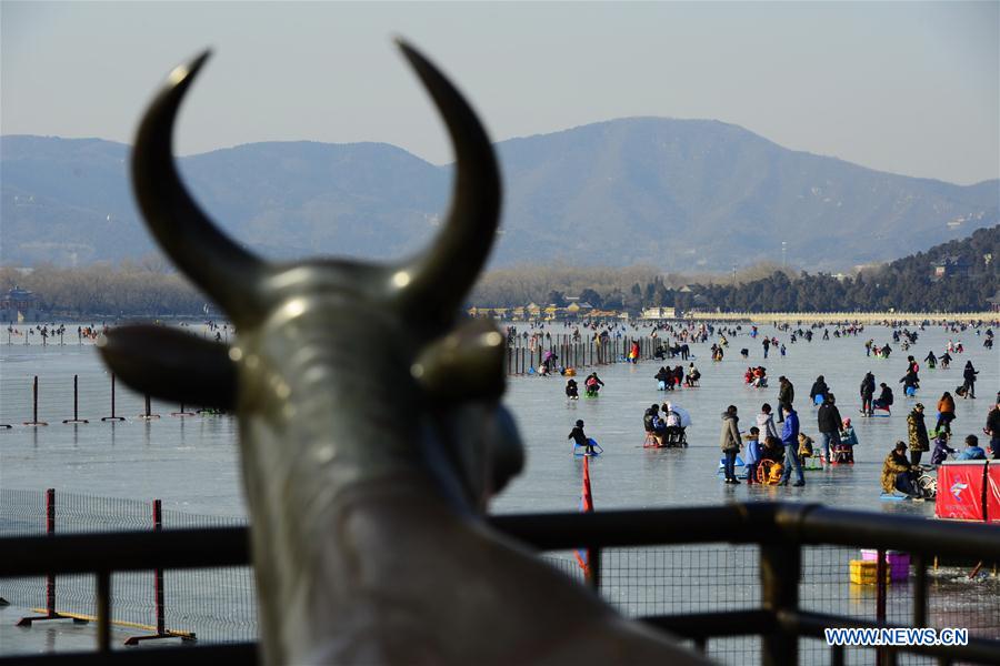 Beijing : loisirs hivernaux sur un lac gelé