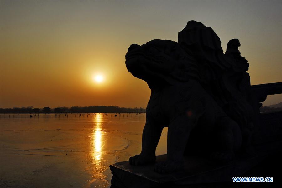 Beijing : loisirs hivernaux sur un lac gelé