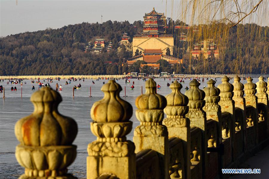 Beijing : loisirs hivernaux sur un lac gelé