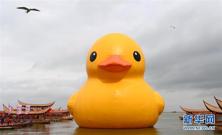 Le célèbre canard gonflable géant de passage à Kunming