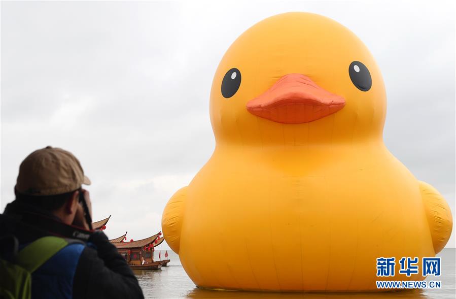 Le célèbre canard gonflable géant de passage à Kunming