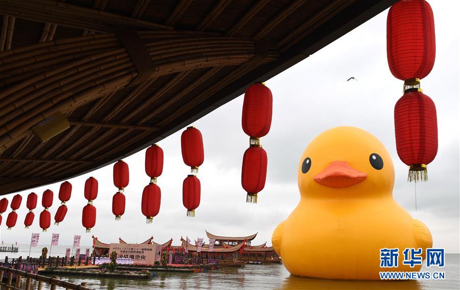 Le célèbre canard gonflable géant de passage à Kunming