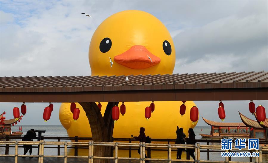 Le célèbre canard gonflable géant de passage à Kunming