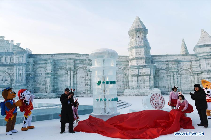 Chine: une boîte aux lettres en glace à Harbin