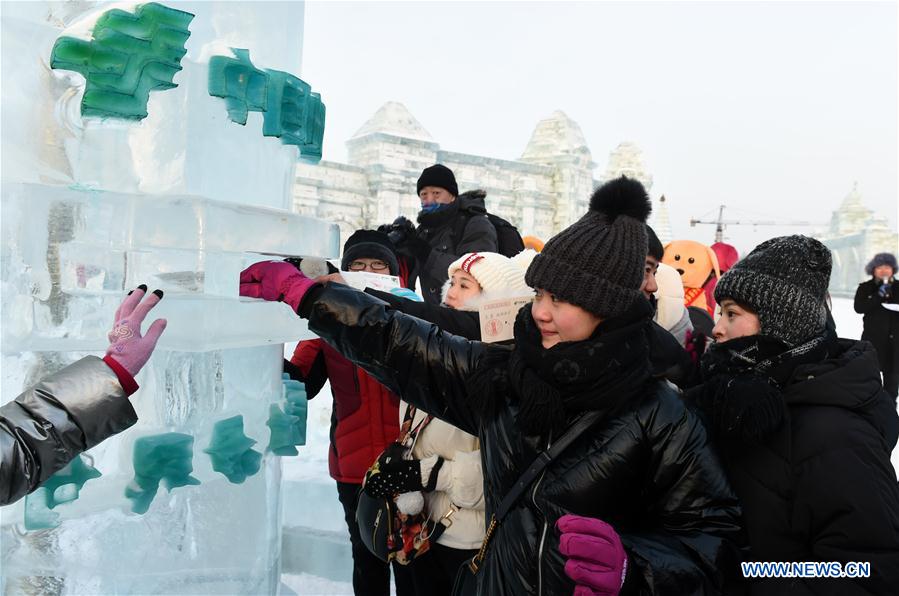 Chine: une boîte aux lettres en glace à Harbin