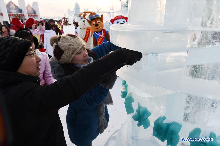 Chine: une boîte aux lettres en glace à Harbin