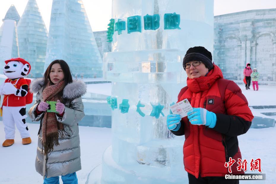 Chine: une boîte aux lettres en glace à Harbin