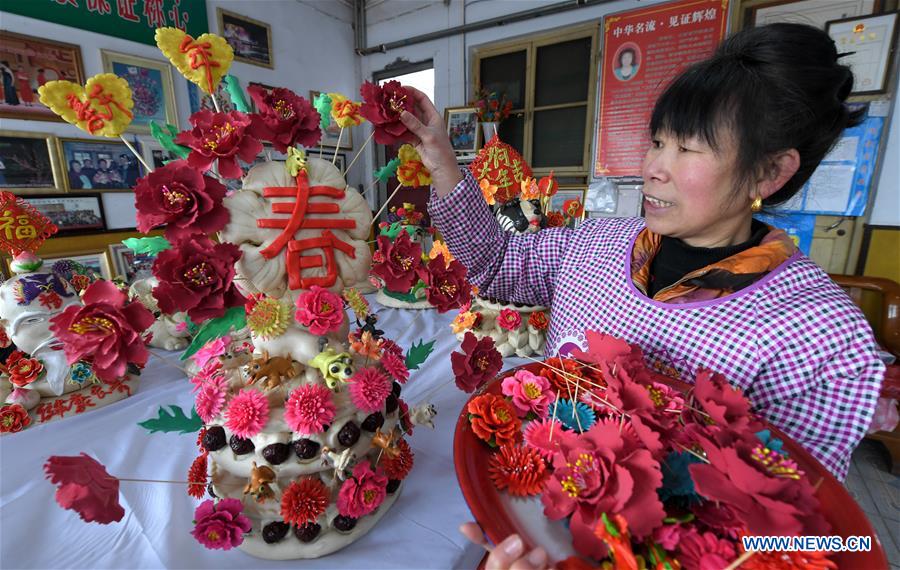 Chine : fabrication de pains à la vapeur traditionnels à l'approche de la fête du Printemps