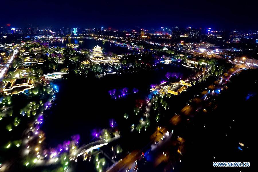 Jinan : le lac Daming dans la nuit