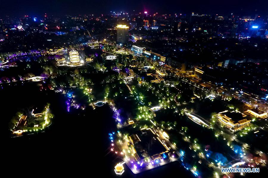 Jinan : le lac Daming dans la nuit