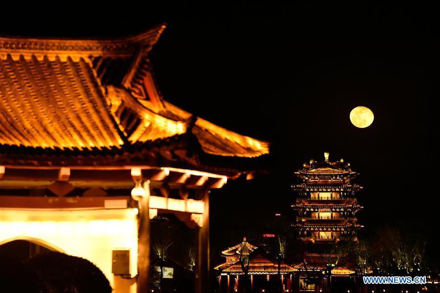 Jinan : le lac Daming dans la nuit