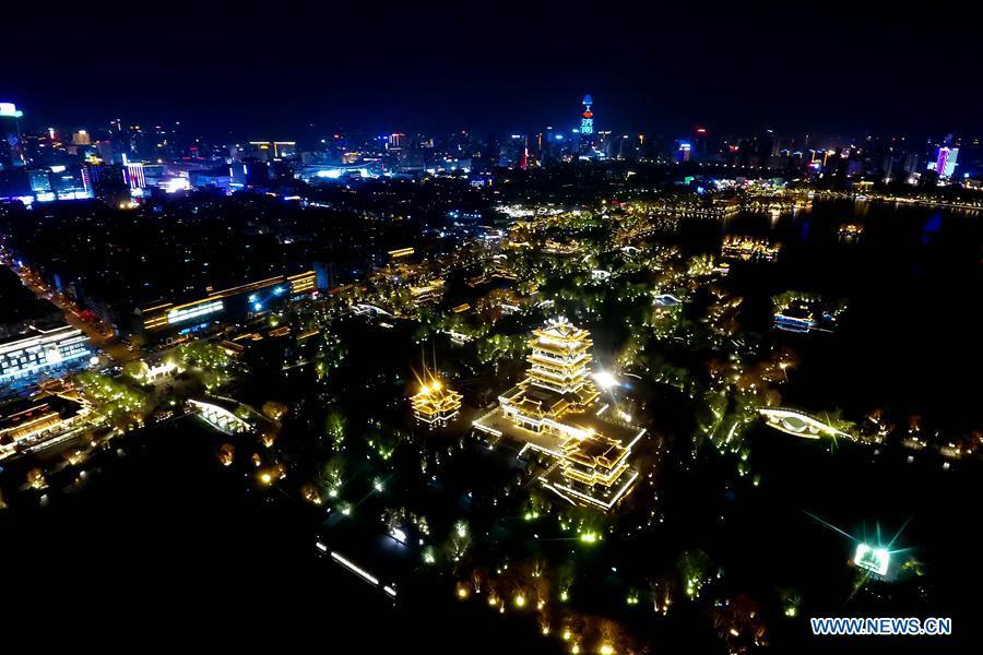 Jinan : le lac Daming dans la nuit