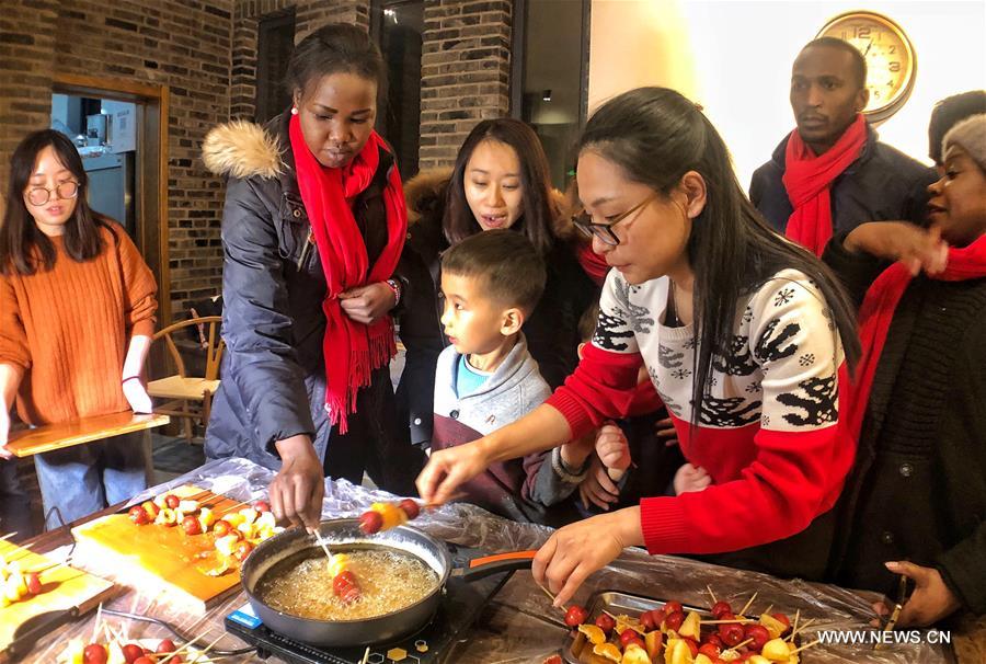 Des étrangers découvrent les traditions chinoises à l'approche du Nouvel An lunaire