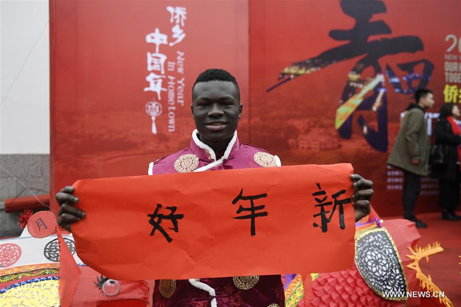 Des étrangers découvrent les traditions chinoises à l'approche du Nouvel An lunaire