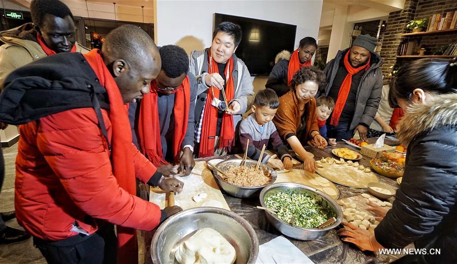 Des étrangers découvrent les traditions chinoises à l'approche du Nouvel An lunaire