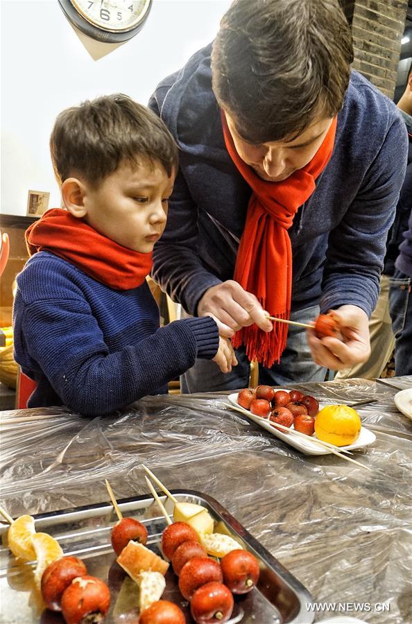 Des étrangers découvrent les traditions chinoises à l'approche du Nouvel An lunaire