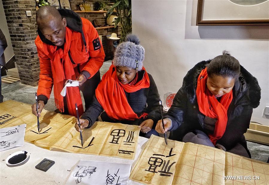 Des étrangers découvrent les traditions chinoises à l'approche du Nouvel An lunaire