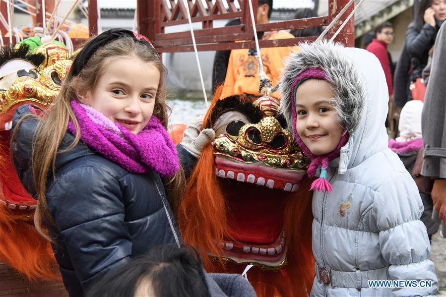 La manifestation "Joyeuse Fête du printemps" appréciée par les Parisiens