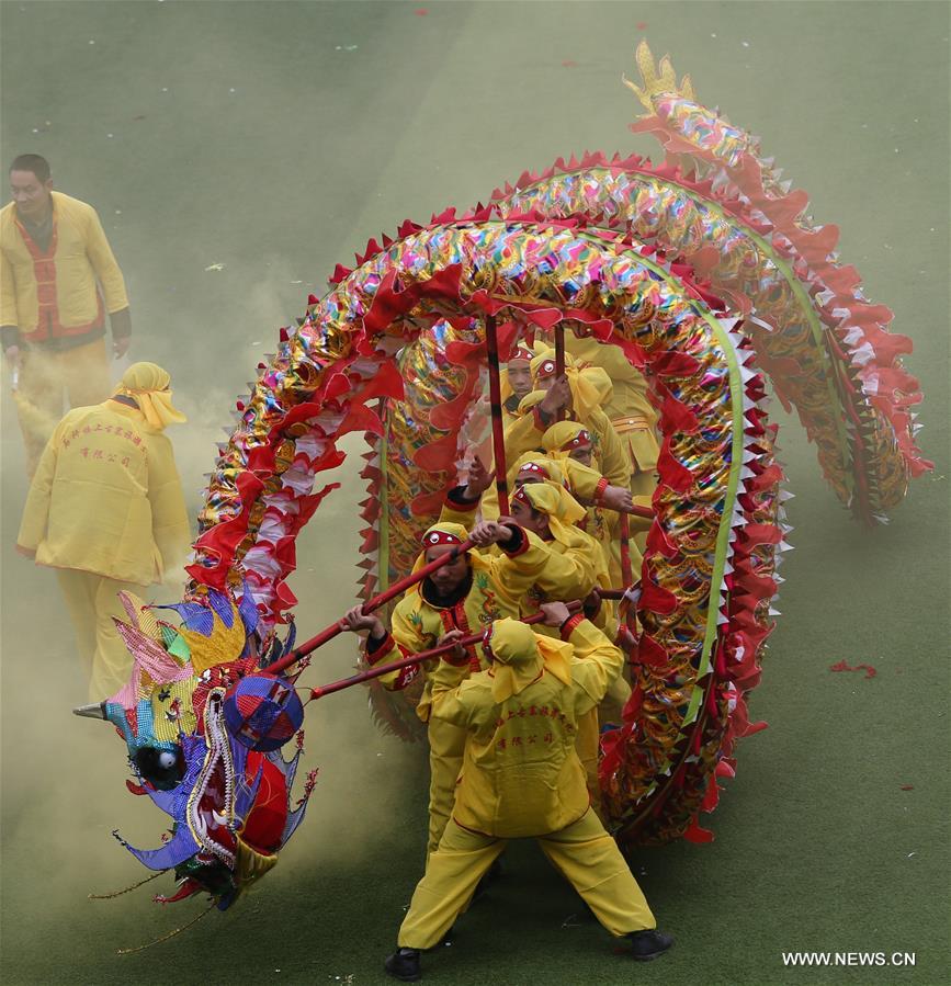 Chine : danse du dragon au Guizhou