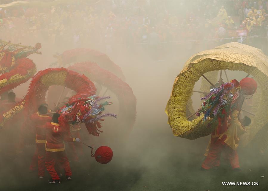 Chine : danse du dragon au Guizhou