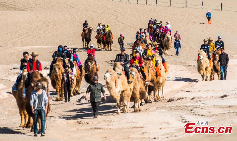 A la découverte des « sables chantants » de Dunhuang, dans le désert de Gobi