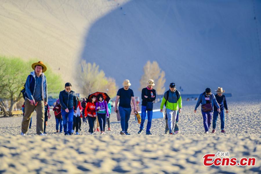 A la découverte des « sables chantants » de Dunhuang, dans le désert de Gobi