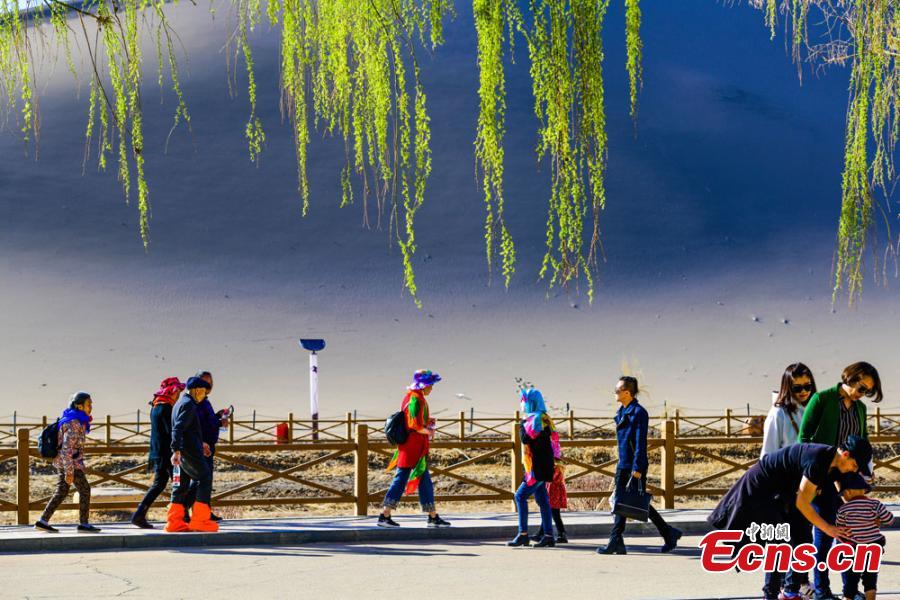 A la découverte des « sables chantants » de Dunhuang, dans le désert de Gobi