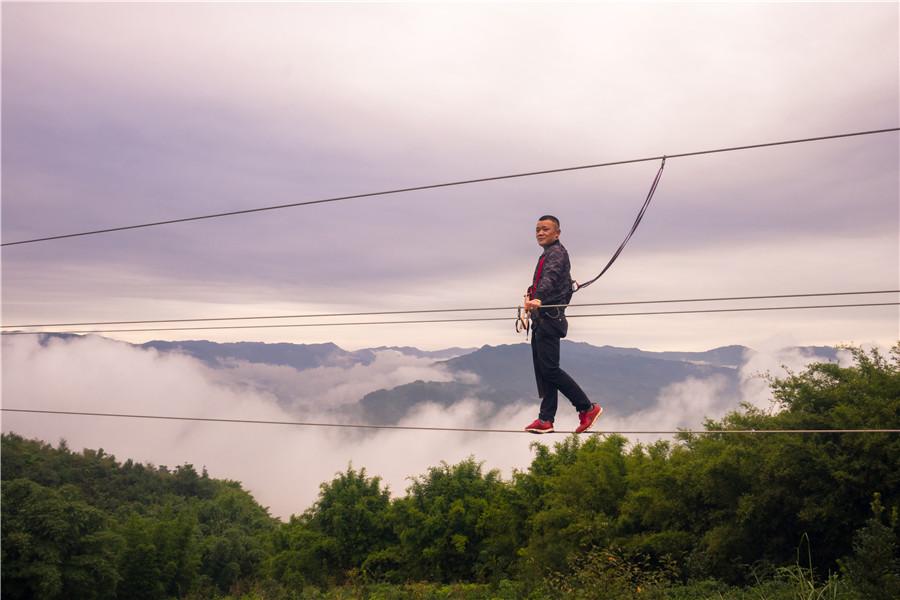 Guizhou : une balançoire au bord de la falaise