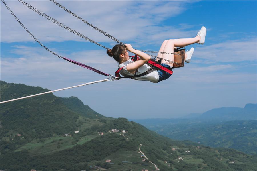 Guizhou : une balançoire au bord de la falaise