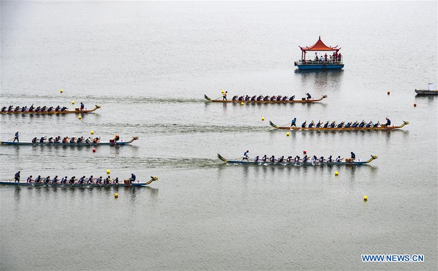 Chine : activités folkloriques à l'approche de la fête des bateaux-dragons