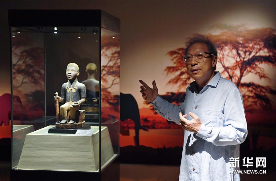 Exposition de sculptures africaines en bois en Chine