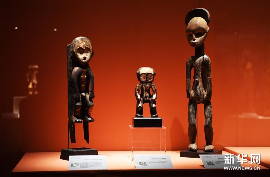 Exposition de sculptures africaines en bois en Chine