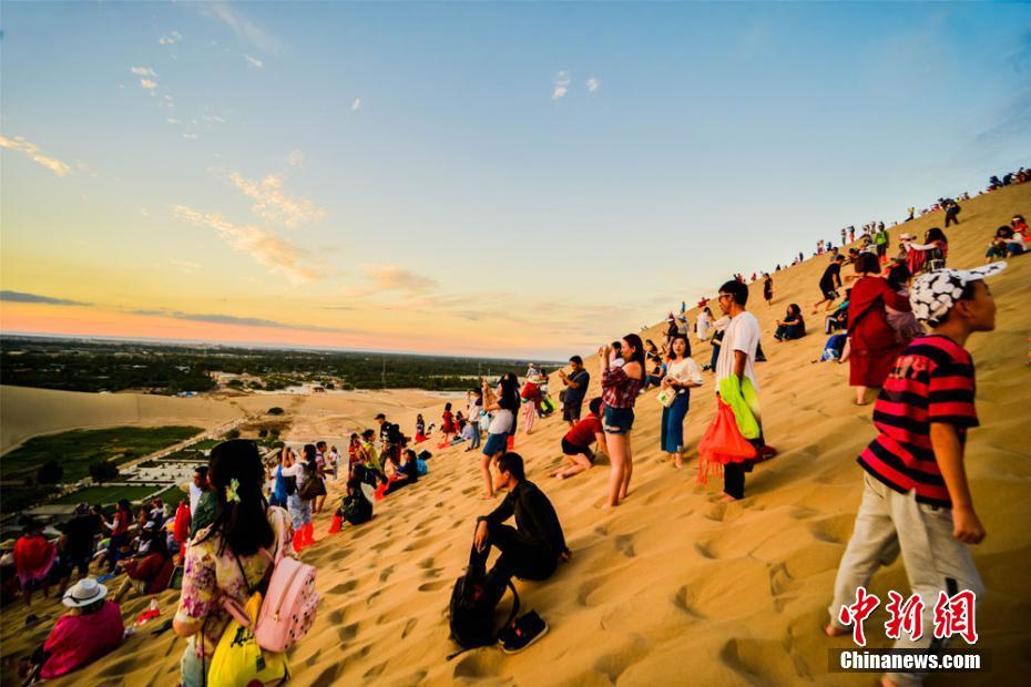 Gansu : la ville de Dunhuang en pleine période touristique