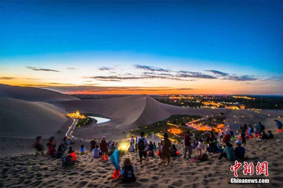 Gansu : la ville de Dunhuang en pleine période touristique